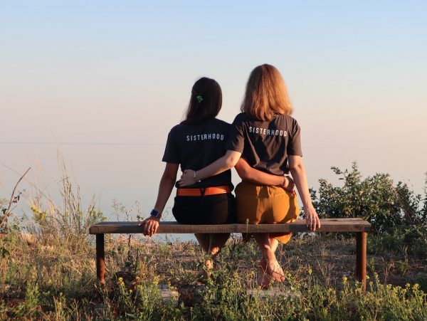 deux soeurs se tiennent la main