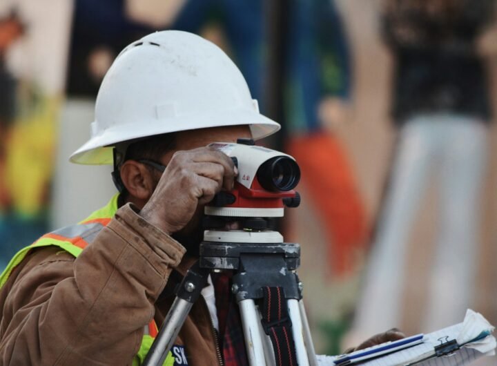 white and gray dumpy level