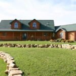 Maison en bois avec jardin et pierres
