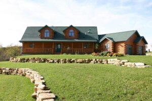 Maison en bois avec jardin et pierres