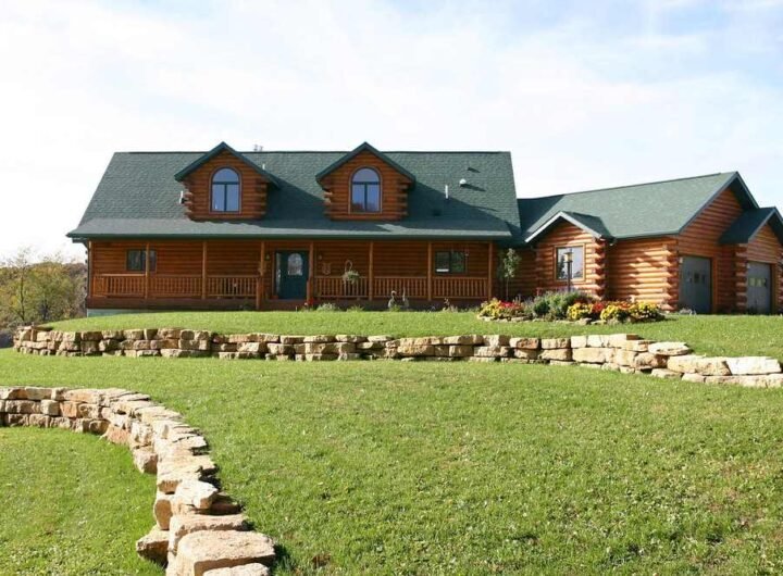 Maison en bois avec jardin et pierres