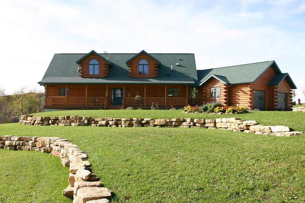 Maison en bois avec jardin et pierres