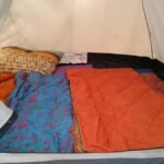 L'intérieur d'une tente avec coussin, couvertures et sac de couchage