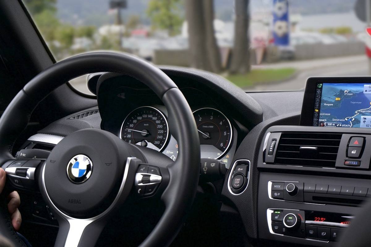Intérieur d'une BMW moderne avec volant, tableau de bord et navigation