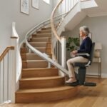 Monte-escalier moderne sur un escalier tournant, maison lumineuse