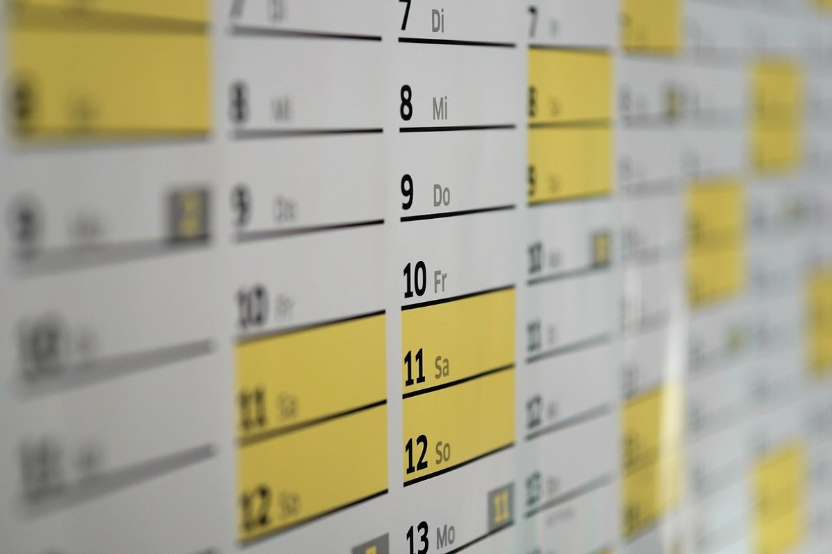 Un calendrier avec une date entourée pour planifier un voyage en famille