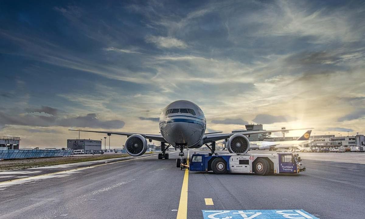 Avion tracté sur piste aéroport