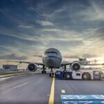 Avion tracté sur piste aéroport