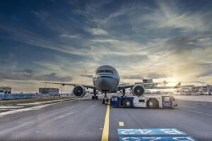 Avion tracté sur piste aéroport