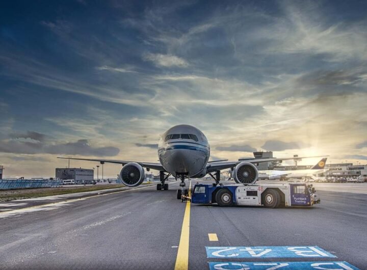 Avion tracté sur piste aéroport