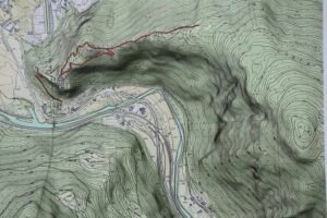 Carte topographique montrant des contours de terrain, un cours d'eau et des sentiers de randonnée