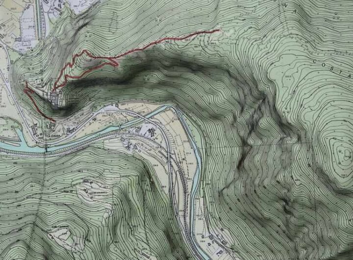 Carte topographique montrant des contours de terrain, un cours d'eau et des sentiers de randonnée
