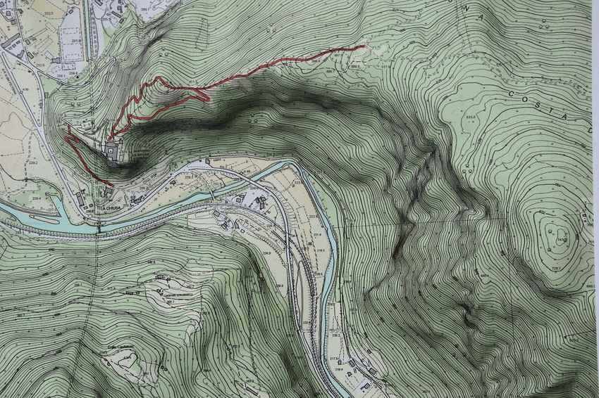 Carte topographique montrant des contours de terrain, un cours d'eau et des sentiers de randonnée